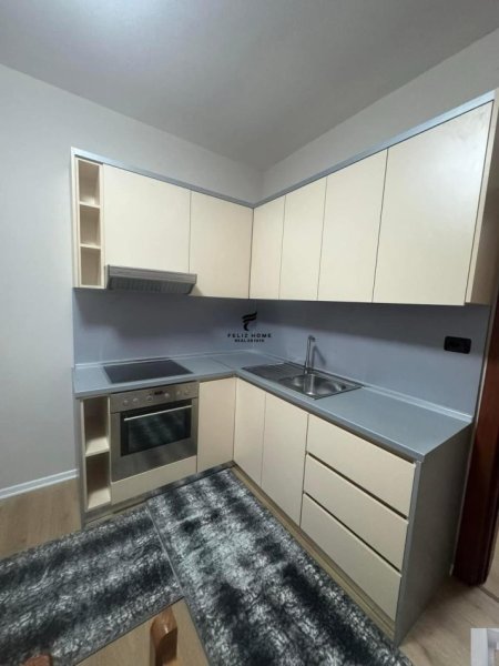 Tirane, jepet me qera apartament 2+1+Ballkon Kati 5, 95 m² 700 € (QENDER)