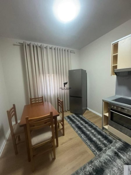 Tirane, jepet me qera apartament 2+1+Ballkon Kati 5, 95 m² 700 € (QENDER)