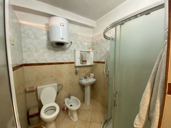 Tirane, jepet me qera Vile 2+1+Ballkon Kati 1, 131 m² 650 € (Rruga Asim Vokshi)