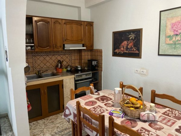 Tirane, jepet me qera Vile 2+1+Ballkon Kati 1, 131 m² 650 € (Rruga Asim Vokshi)