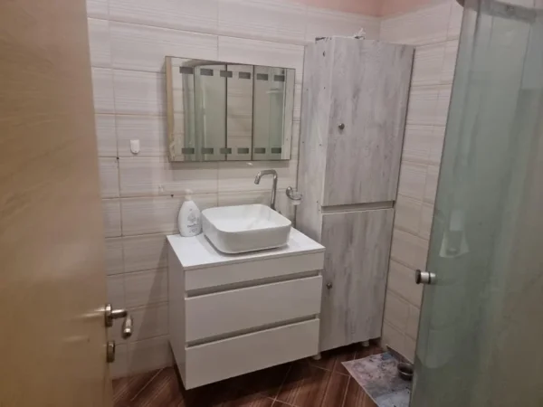 Tirane, jepet me qera apartament 2+1+Ballkon Kati 4, 80 m² 470 € (ASTIR)
