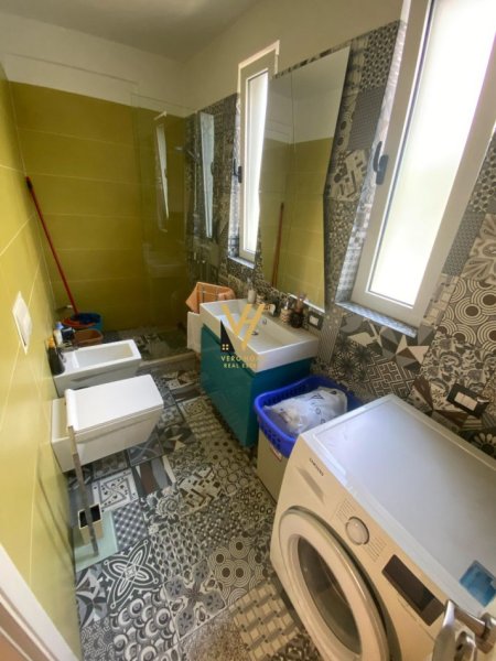 Tirane, jepet me qera apartament 3+1+Ballkon Kati 2, 130 m² 1.200 € (KODRA DIELLIT 1)