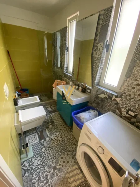 Tirane, jepet me qera apartament 3+1+Ballkon Kati 2, 130 m² 1.200 € (KODRA DIELLIT 1)