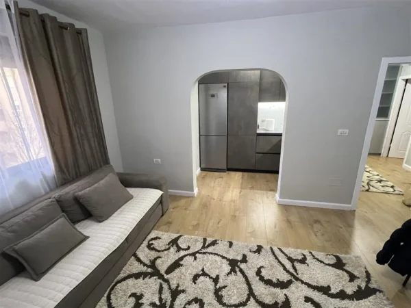 Tirane, jap me qera apartament 1+1+Ballkon Kati 4, 67 m² (Ish Parku i Auobuzave, afer shkolles Naim Frasheri)