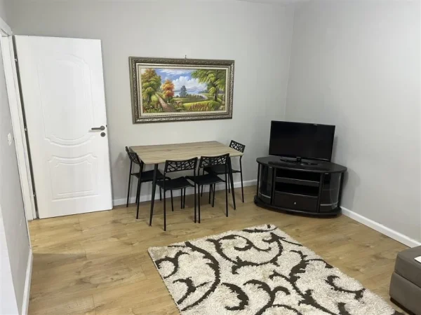 Tirane, jap me qera apartament 1+1+Ballkon Kati 4, 67 m² (Ish Parku i Auobuzave, afer shkolles Naim Frasheri)