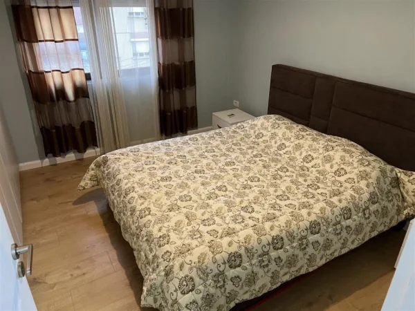 Tirane, jap me qera apartament 1+1+Ballkon Kati 4, 67 m² (Ish Parku i Auobuzave, afer shkolles Naim Frasheri)