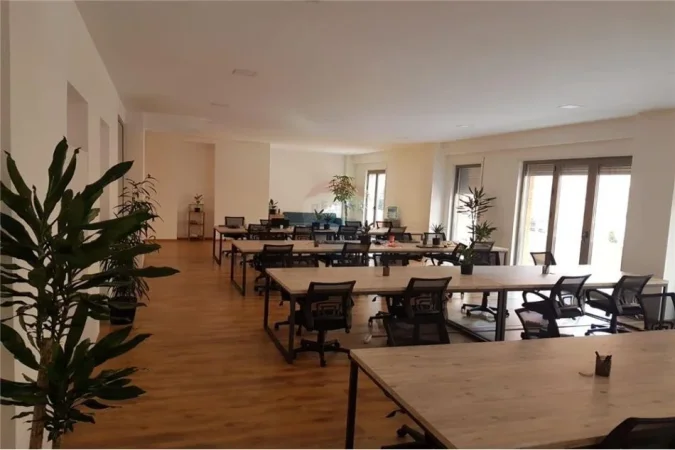 Tirane, jepet me qera zyre Kati 1, 265 m² 3.000 € 