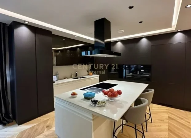 Tirane, shitet Vile 3+1+Aneks+Ballkon Kati 2, 271 m² 1.000.000 € (Qendra Tregtare TEG)