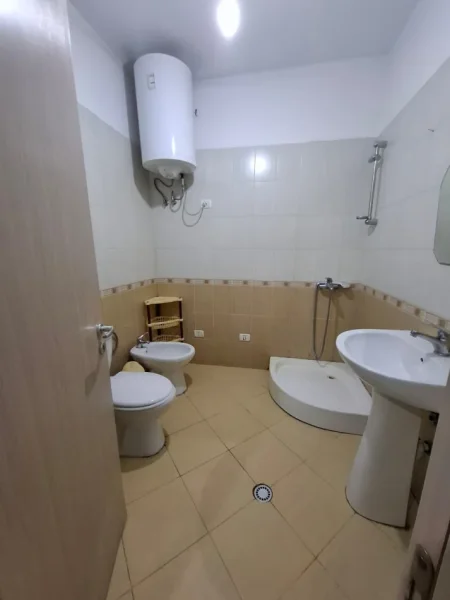 Tirane, jepet me qera apartament 2+1+Ballkon Kati 5, 98 m² 451 € (Prane KMY)