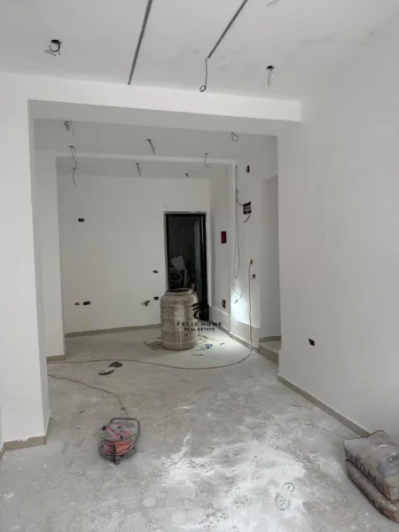 Tirane, shitet dyqan Kati 0, 82 m² 400.000 € (XHAMLLIK)