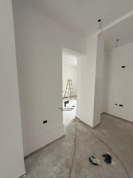 Tirane, shitet dyqan Kati 0, 82 m² 400.000 € (XHAMLLIK)