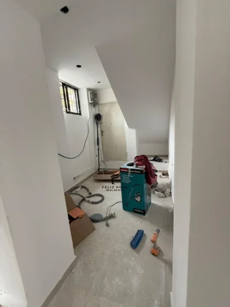 Tirane, shitet dyqan Kati 0, 82 m² 400.000 € (XHAMLLIK)