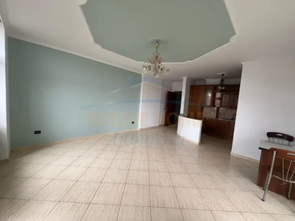 Tirane, jepet me qera apartament 2+1 Kati 8, 121 m² 650 € (Ish Ekspozita)