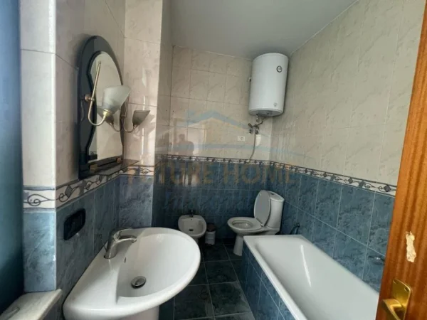 Tirane, jepet me qera apartament 2+1 Kati 8, 121 m² 650 € (Ish Ekspozita)