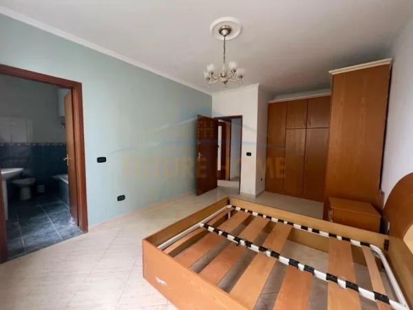Tirane, jepet me qera apartament 2+1 Kati 8, 121 m² 650 € (Ish Ekspozita)