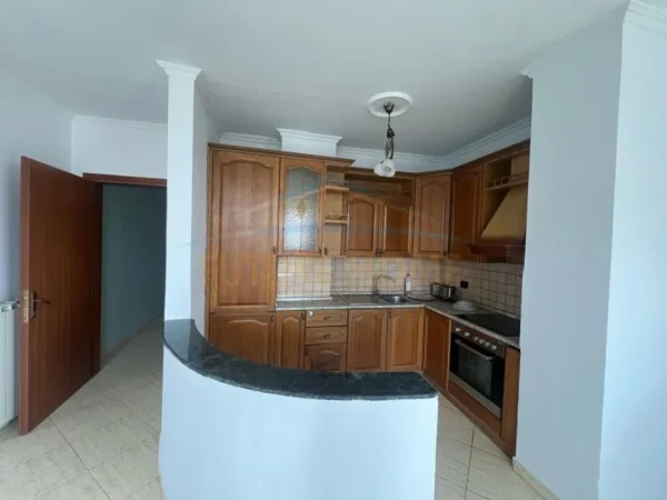 Tirane, jepet me qera apartament 2+1 Kati 8, 121 m² 650 € (Ish Ekspozita)