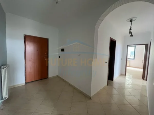 Tirane, jepet me qera apartament 2+1 Kati 8, 121 m² 650 € (Ish Ekspozita)