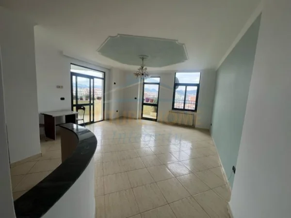 Tirane, jepet me qera apartament 2+1 Kati 8, 121 m² 650 € (Ish Ekspozita)