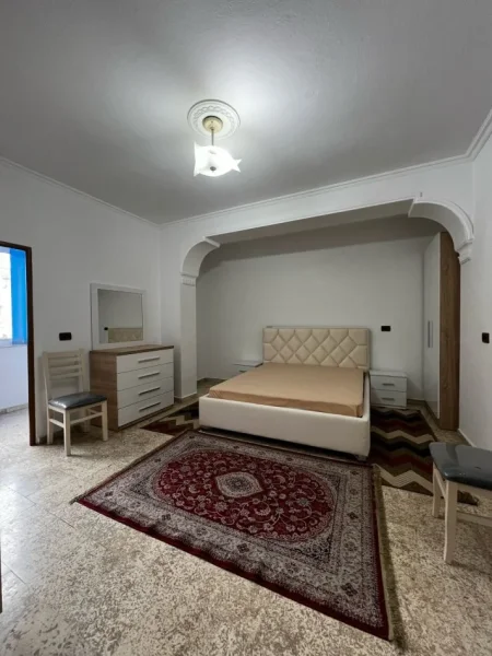 Tirane, jepet me qera apartament 2+1+Ballkon Kati 2, 90 m² 600 € (Rruga ''Muhamed Gjollesha'')