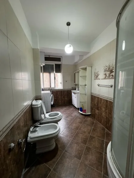 Tirane, jepet me qera apartament 2+1+Ballkon Kati 2, 90 m² 600 € (Rruga ''Muhamed Gjollesha'')