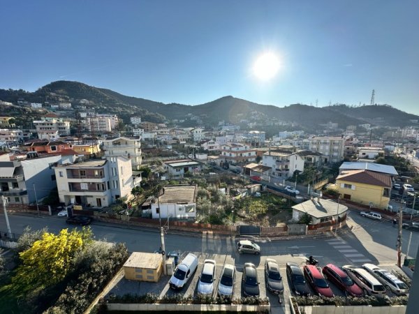Tirane, jepet me qera apartament 3+1 Kati 5, 131 m² 700 € (SELITE)  UNA49732