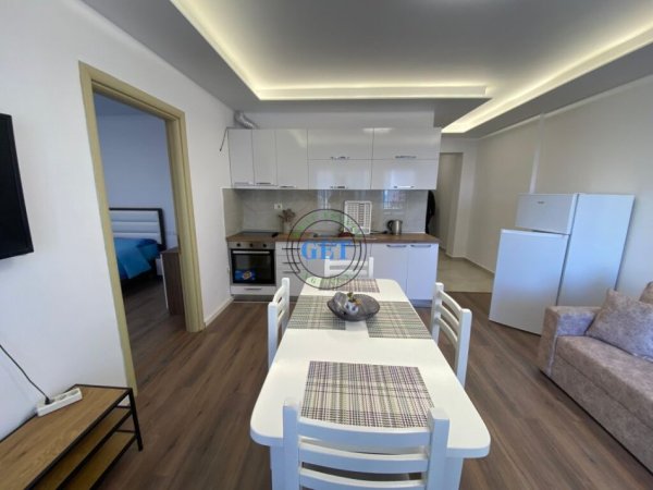 Durres, jepet me qera apartament 1+1 Kati 7, 70 m² 350 € (Shkembi i Kavajes)