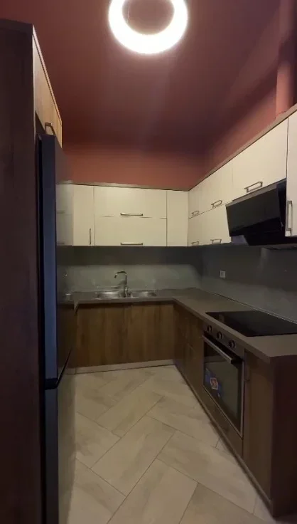 Tirane, jepet me qera apartament 2+1+Ballkon Kati 4, 100 m² 800 € (Liqeni i Thate)