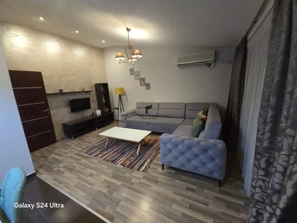 Tirane, jepet me qera apartament 1+1+Ballkon Kati 4, 73 m² 650 € (BLLOK)