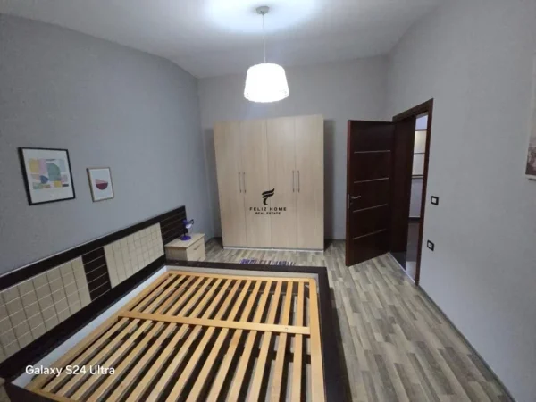 Tirane, jepet me qera apartament 1+1+Ballkon Kati 4, 73 m² 650 € (BLLOK)