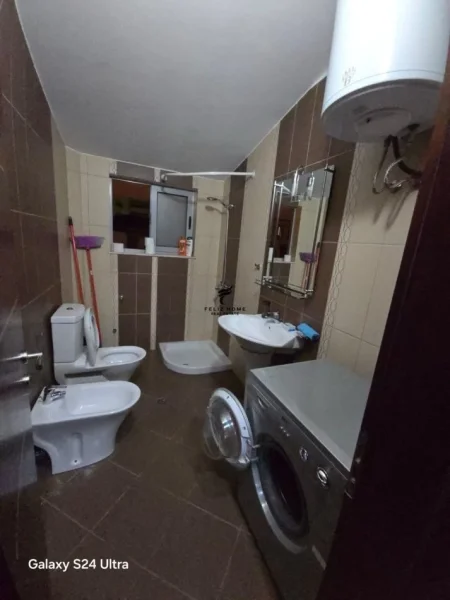 Tirane, jepet me qera apartament 1+1+Ballkon Kati 4, 73 m² 650 € (BLLOK)