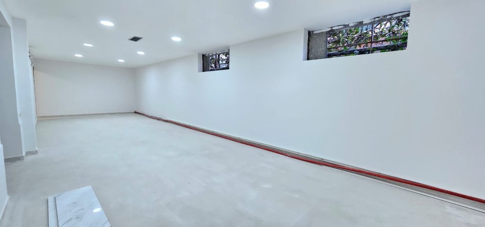 Tirane, jepet me qera ambjent biznesi Kati 0, 275 m² 3.200 € (komuna e parisit)
