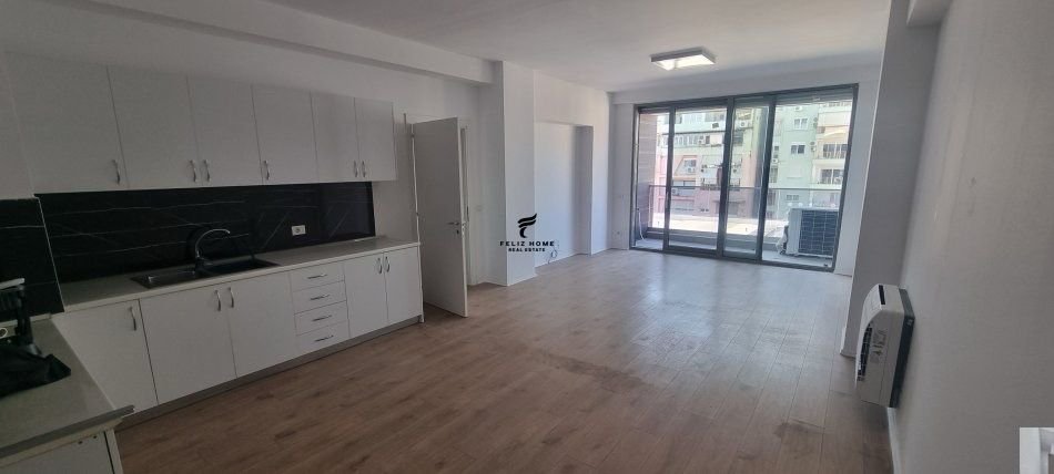 Tirane, jepet me qera apartament 2+1+Ballkon Kati 4, 117 m² 1.250 € (BLLOK)