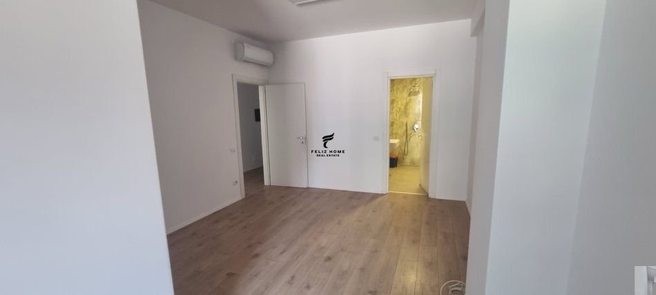 Tirane, jepet me qera apartament 2+1+Ballkon Kati 4, 117 m² 1.250 € (BLLOK)