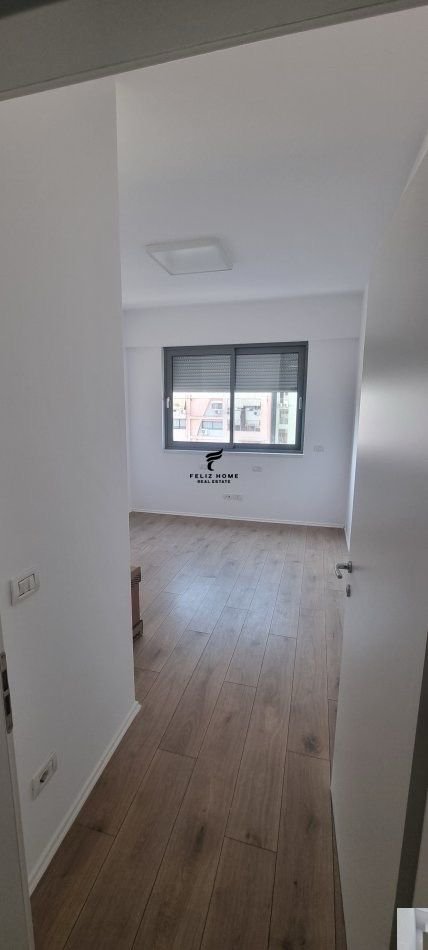 Tirane, jepet me qera apartament 2+1+Ballkon Kati 4, 117 m² 1.250 € (BLLOK)