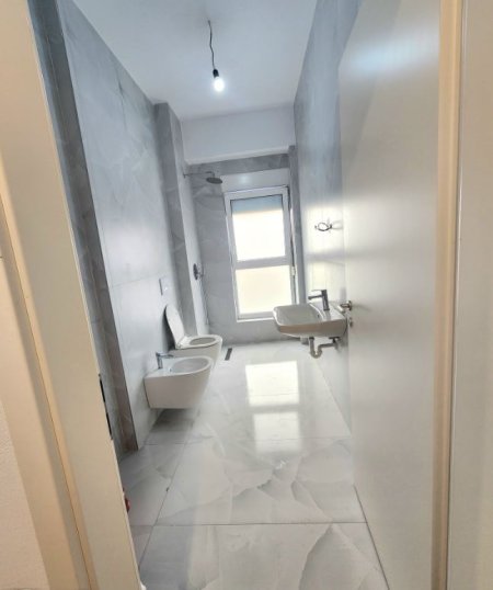 Tirane, jepet me qera apartament 1+1 Kati 2, 65 m² 399 € (Ali Dem)