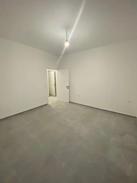 Tirane, jepet me qera apartament 1+1 Kati 1, 75 m² 399 € (Ish Fusha e Aviacionit)