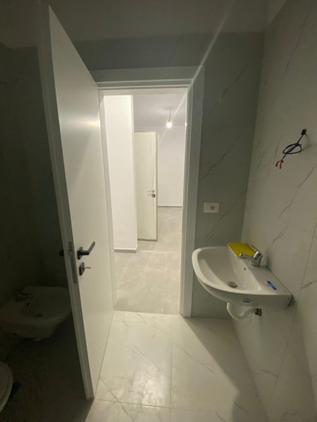 Tirane, jepet me qera apartament 1+1 Kati 1, 75 m² 399 € (Ish Fusha e Aviacionit)