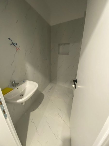 Tirane, jepet me qera apartament 1+1 Kati 1, 75 m² 399 € (Ish Fusha e Aviacionit)