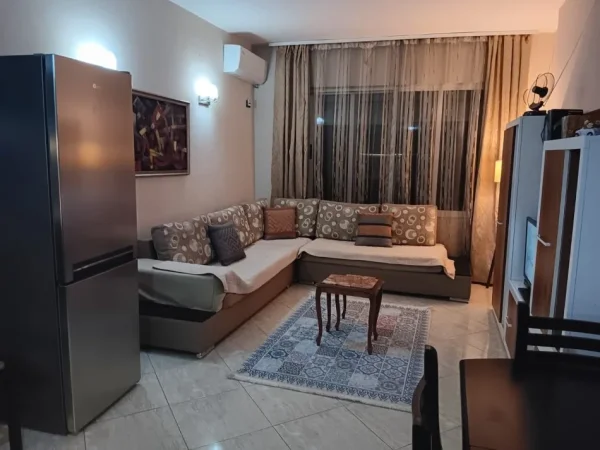 Tirane, jepet me qera apartament 1+1 Kati 4, 75 m² 600 € (Rruga e Kavajës)