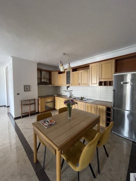 Tirane, jepet me qera apartament 2+1+Ballkon Kati 8, 145 m² 800 € (BLLOKU)
