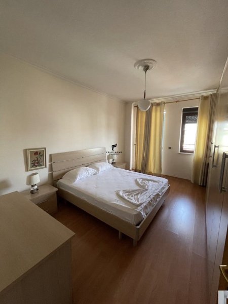 Tirane, jepet me qera apartament 2+1+Ballkon Kati 8, 145 m² 800 € (BLLOKU)