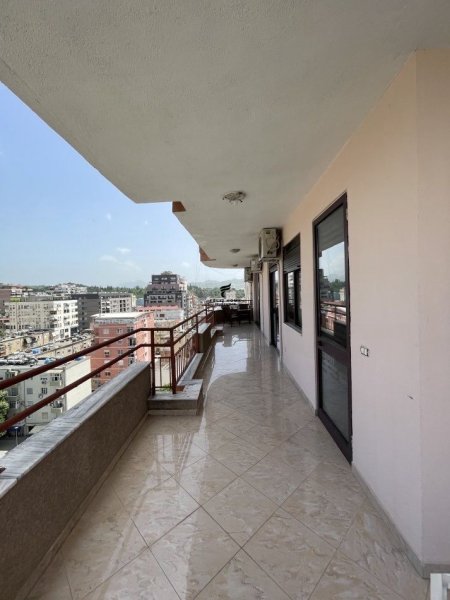 Tirane, jepet me qera apartament 2+1+Ballkon Kati 8, 145 m² 800 € (BLLOKU)