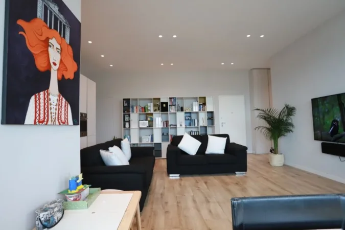 Tirane, jepet me qera apartament 2+1 , 138 m² 1.000 € (Rruga e Dibres)