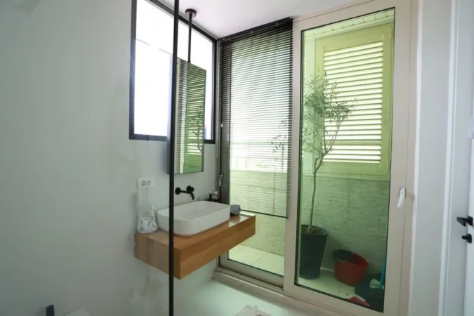 Tirane, jepet me qera apartament 2+1 , 138 m² 1.000 € (Rruga e Dibres)