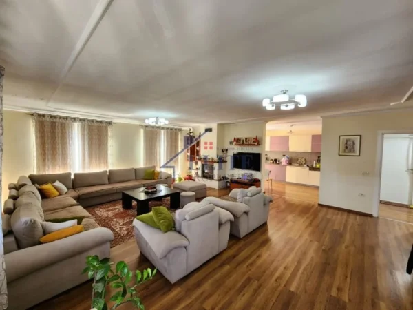 Tirane, shitet apartament duplex 3+1+Aneks+Ballkon Kati 3, 209 m² 300.000 € (Blloku Gintash)