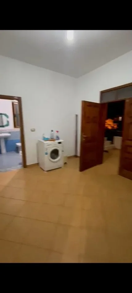 Tirane, jepet me qera 2+1 Kati 1, 80 m² 350 € (Jepet Super Shtepi 2+1 Me Qera ne Sauk.)