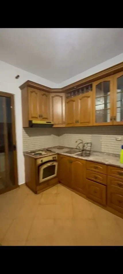 Tirane, jepet me qera 2+1 Kati 1, 80 m² 350 € (Jepet Super Shtepi 2+1 Me Qera ne Sauk.)