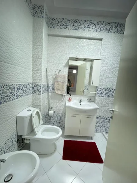 Tirane, jepet me qera apartament 2+1 , 90 m² 750 € (Liqeni i Thate)