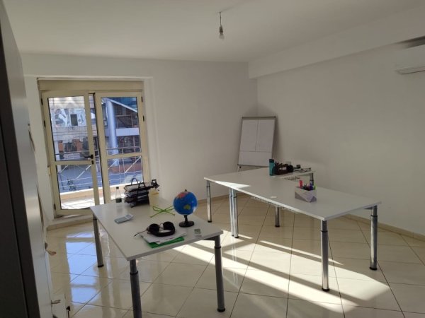 Tirane, jepet me qera zyre Kati 1, 94 m² 700 € (rruga e kavajes)