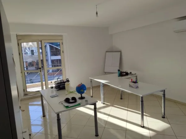 Tirane, jepet me qera zyre Kati 1, 94 m² 700 € (rruga e kavajes)